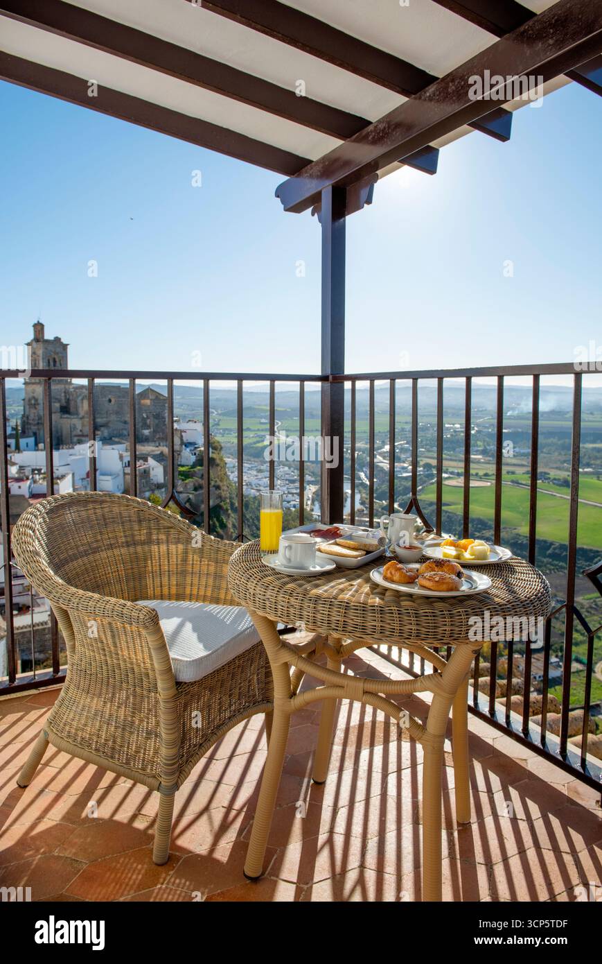 Vista dall'hotel Parador ad Arcos alla chiesa di San Pietro (Iglesia de San Pedro), Arcos de la Frontera, provincia di Cadice, Andalusia, Spagna Foto Stock