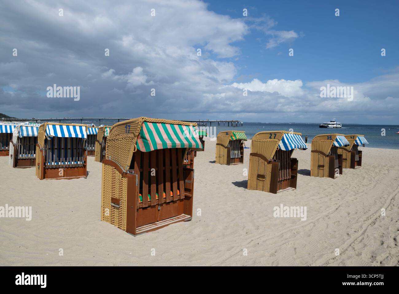 Sedie a sdraio tradizionali in vimini con tetto sulla spiaggia di sabbia bianca, Timmendorfer Strand, Schleswig-Holstein, Germania, Europa Foto Stock