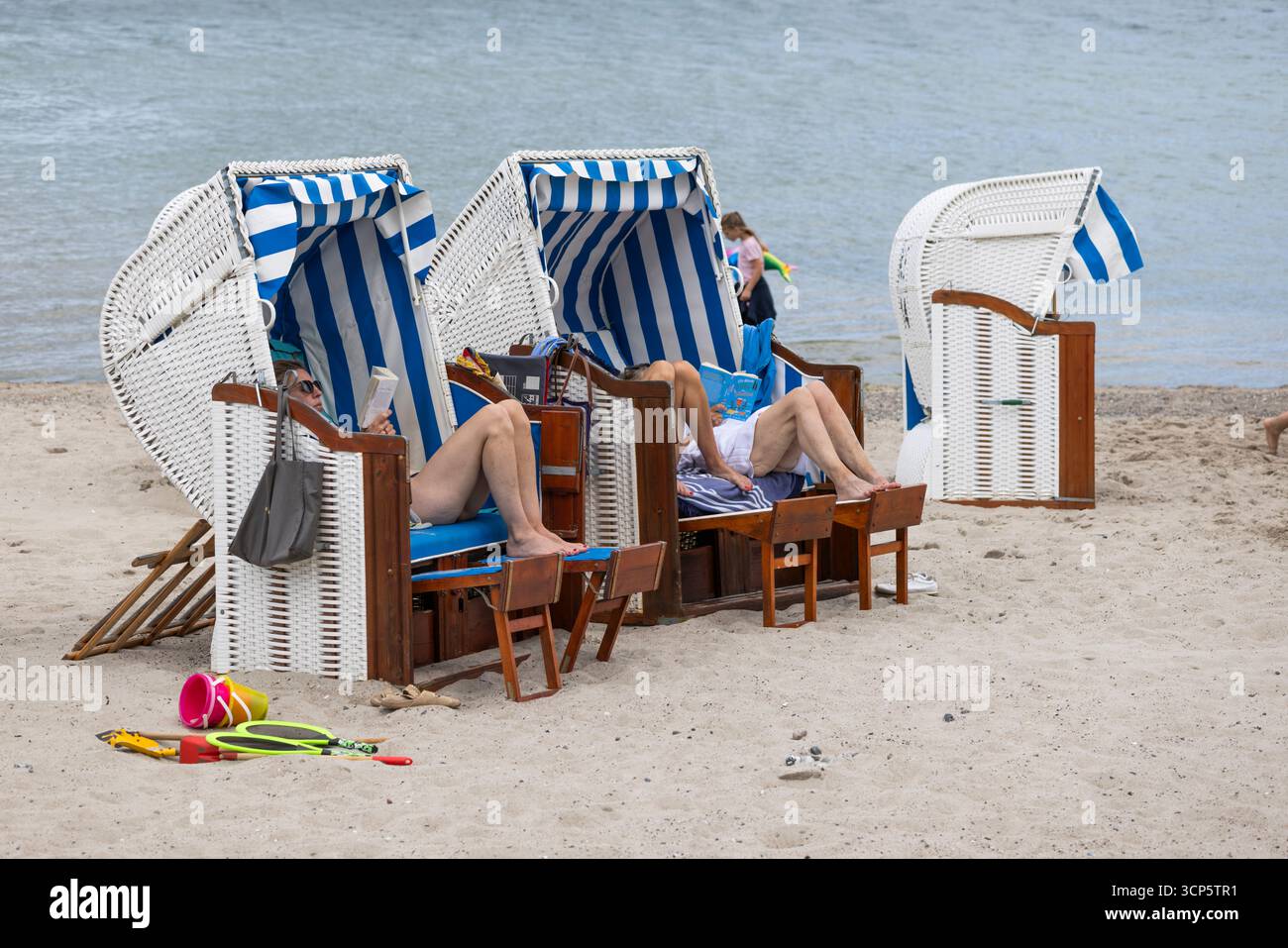 Sedie a sdraio tradizionali in vimini con tetto sulla spiaggia di sabbia bianca, Timmendorfer Strand, Schleswig-Holstein, Germania, Europa Foto Stock