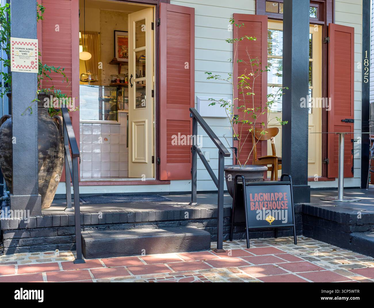 New Orleans, LOUISIANA, USA - 20 settembre 2025: Ingresso al Lagniappe Bakehouse in Euterpe Street, nel quartiere Central City di New Orleans Foto Stock