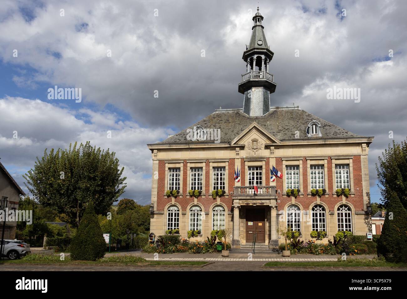 Vista esterna del municipio di Mouzon, comune del dipartimento delle Ardenne della Francia settentrionale. Copia lo spazio a sinistra. Foto Stock