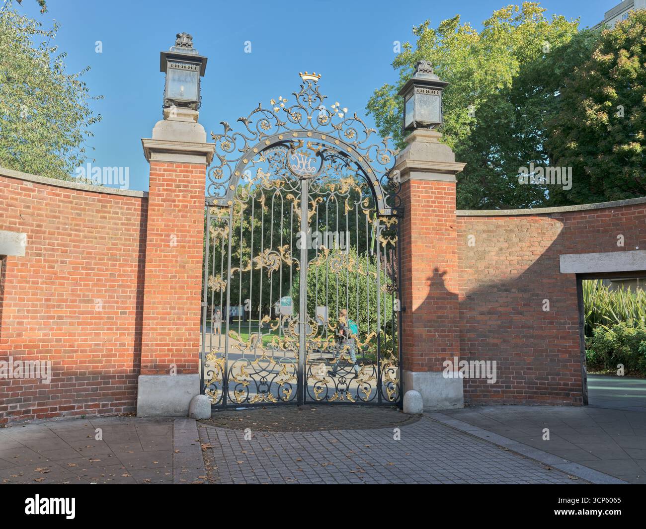 Ingresso all'Earls Court Gate sulla Kensington High Street per Holland Park, Londra, Inghilterra. Foto Stock