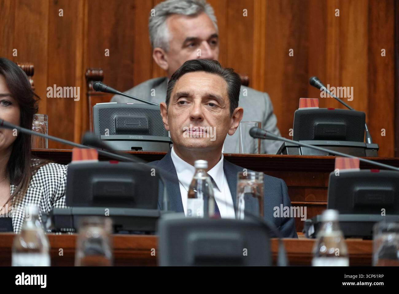 Aleksandar Vulin politico serbo seduto in parlamento Foto Stock