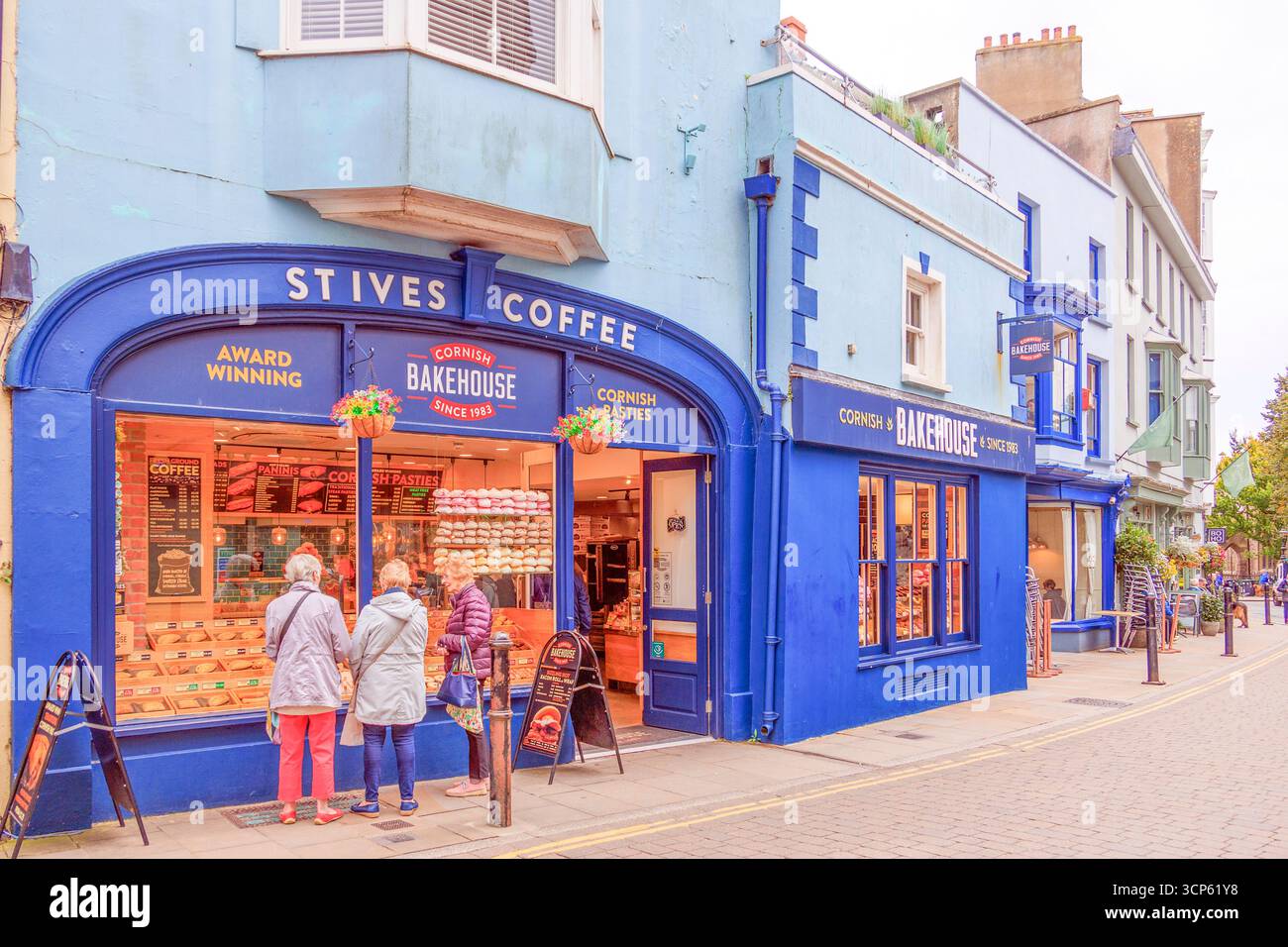 La colorata facciata della Cornish Bakehouse a Tenby, Pembrokeshire, Galles del Sud, Regno Unito Foto Stock