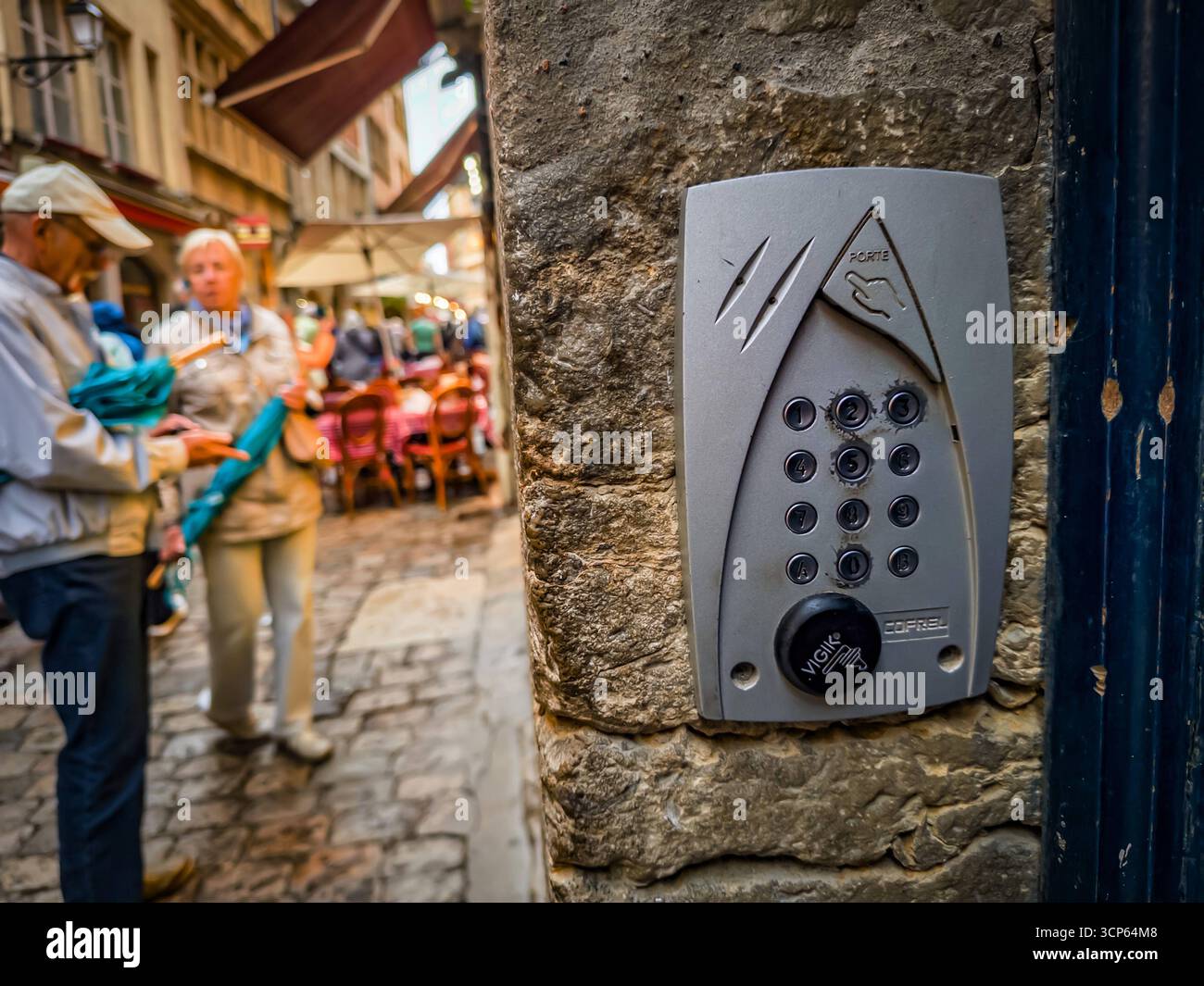 Frankreich, LIONE, Hauptstadt der Region Auvergne-RhÃ ne-Alpes, Straßenszenen Altstadt, typische französische Klingel / Klingelanlage / Klingelbrett - settembre 2025 Frankreich *** Francia, LIONE, capitale della regione Auvergne RhÃ ne Alpes, scene di strada città vecchia, tipico sistema di campane francese campanile settembre 2025 Francia Francia Foto Stock