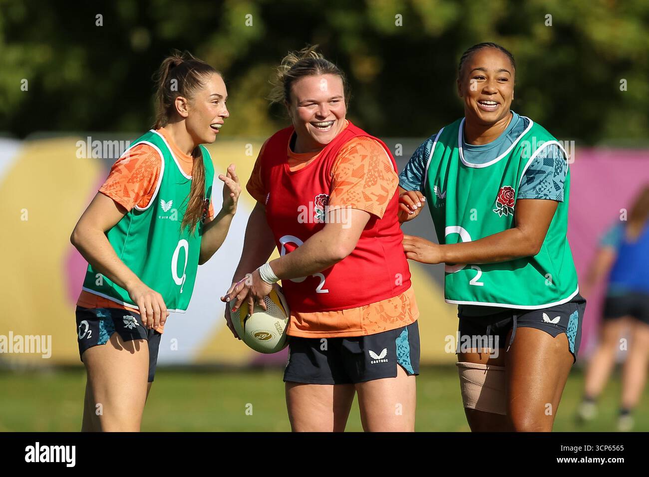 Londra, Regno Unito. Mer 24 settembre 2025. Nella foto da sinistra a destra: Holly Aitchison, Sarah Bern e Sadia Kabeya alla sessione di formazione sull'accesso ai media dell'England Rugby (Red Roses) al Lensbury. Crediti: Cat Goryn/Alamy Live News Foto Stock