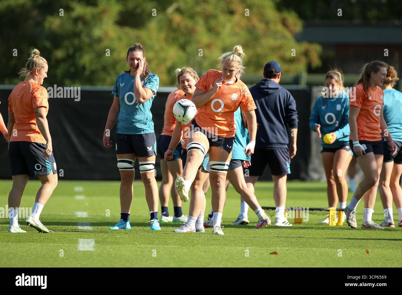 Londra, Regno Unito. Mer 24 settembre 2025. Nella foto da sinistra a destra: Marlie Packer, Abbie Ward, May Campbell, Rosie Galligan (con il football) alla sessione di allenamento di accesso ai media dell'England Rugby (Red Roses) al Lensbury. Crediti: Cat Goryn/Alamy Live News Foto Stock