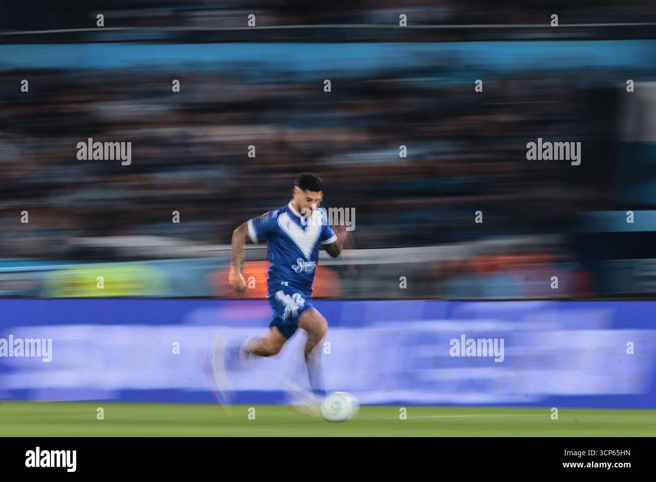 Avellaneda, Argentina - 23 settembre 2025: Il Racing Club sconfisse Vélez Sarsfield 1-0 all'Estadio Presidente Perón nella seconda tappa dei quarti di finale di Copa Libertadores. Santiago solari segnò il gol decisivo verso la fine con una deviazione alla posta lontana, sigillando una vittoria aggregata di 2-0 dopo aver vinto la gara di andata a Liniers. Con questo risultato, la squadra di Gustavo Costas si è avanzata in semifinale, dove affronterà il vincitore tra Flamengo e Estudiantes de la Plata. Foto: Agenzia UNAR Foto Stock