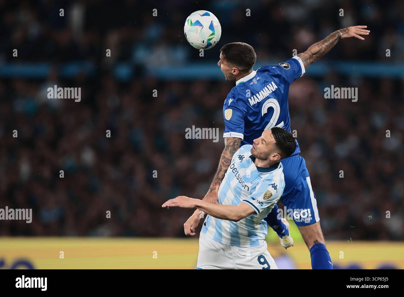 Avellaneda, Argentina - 23 settembre 2025: Il Racing Club sconfisse Vélez Sarsfield 1-0 all'Estadio Presidente Perón nella seconda tappa dei quarti di finale di Copa Libertadores. Santiago solari segnò il gol decisivo verso la fine con una deviazione alla posta lontana, sigillando una vittoria aggregata di 2-0 dopo aver vinto la gara di andata a Liniers. Con questo risultato, la squadra di Gustavo Costas si è avanzata in semifinale, dove affronterà il vincitore tra Flamengo e Estudiantes de la Plata. Foto: Agenzia UNAR Foto Stock