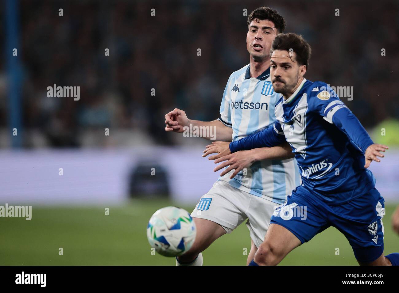 Avellaneda, Argentina - 23 settembre 2025: Il Racing Club sconfisse Vélez Sarsfield 1-0 all'Estadio Presidente Perón nella seconda tappa dei quarti di finale di Copa Libertadores. Santiago solari segnò il gol decisivo verso la fine con una deviazione alla posta lontana, sigillando una vittoria aggregata di 2-0 dopo aver vinto la gara di andata a Liniers. Con questo risultato, la squadra di Gustavo Costas si è avanzata in semifinale, dove affronterà il vincitore tra Flamengo e Estudiantes de la Plata. Foto: Agenzia UNAR Foto Stock