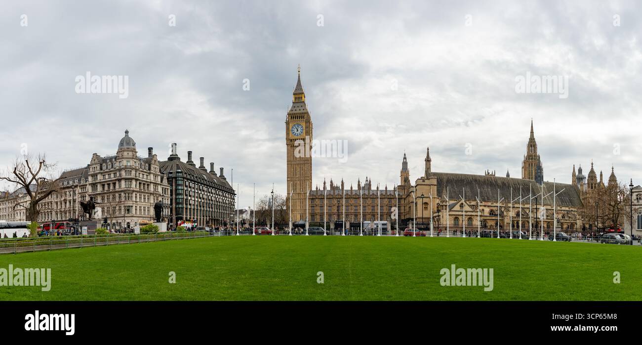 Una foto del Big Ben e del Palazzo di Westminster attraverso il Parliament Square Garden, Londra. Foto Stock
