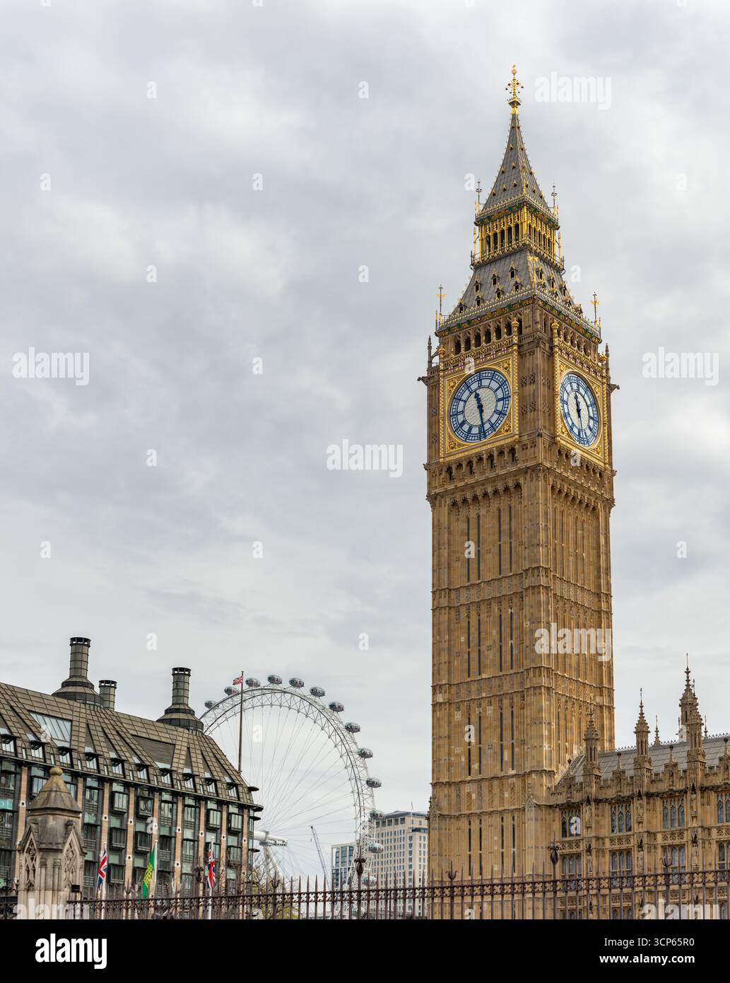 Una foto del Big Ben e del London Eye in una giornata nuvolosa, Londra. Foto Stock