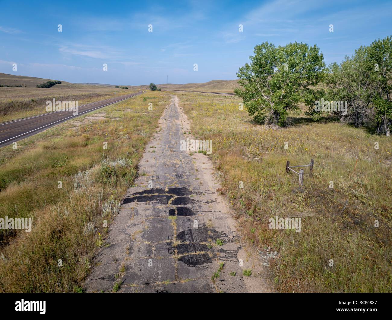 Vecchia autostrada abbandonata in Nebraska Sandhills - concetto di viaggio o viaggio Foto Stock