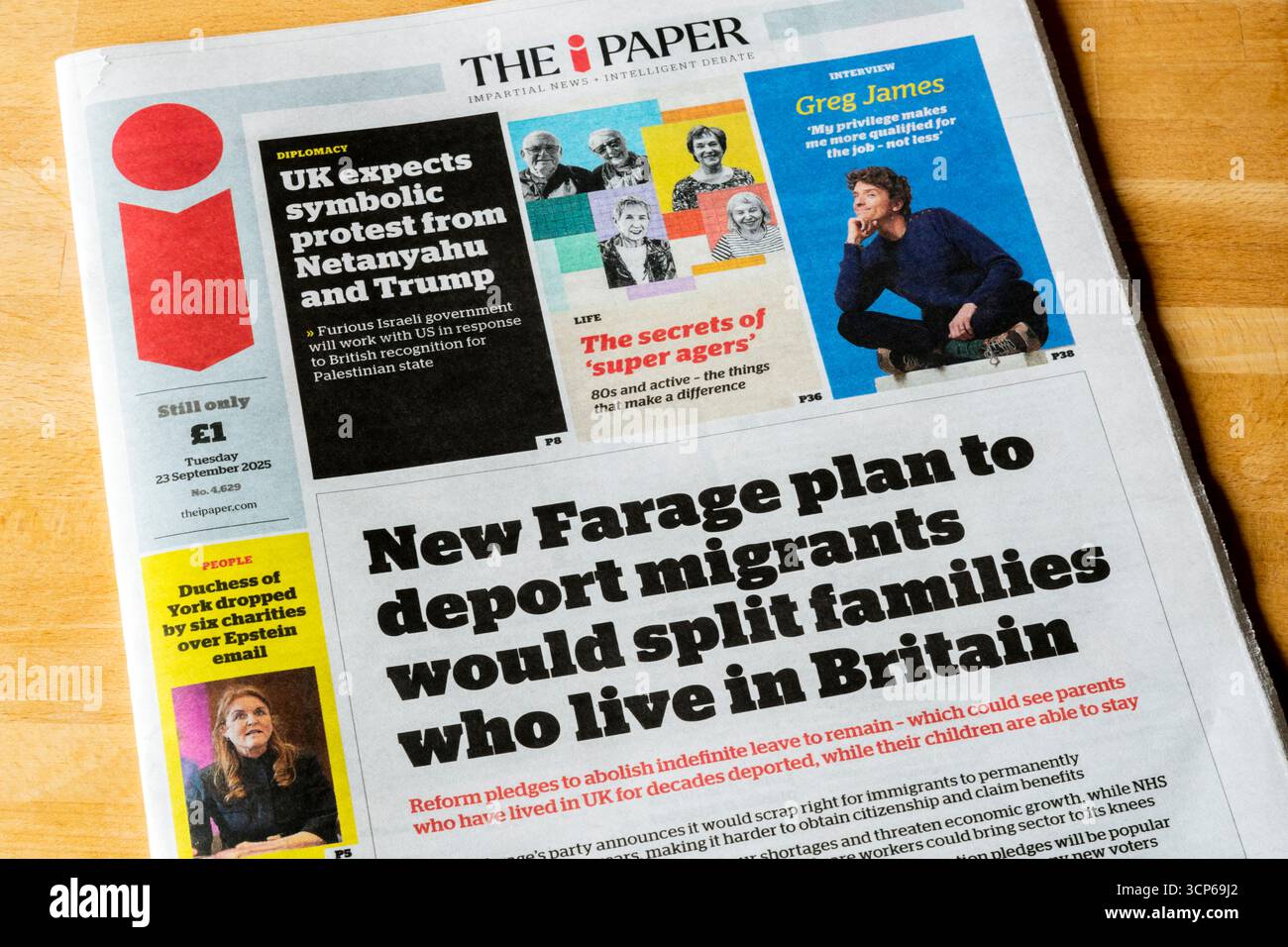 23 settembre 2025. Il titolo della prima pagina dell'i Paper legge che il piano di New Farage per l'espulsione dei migranti dividerebbe le famiglie che vivono in Gran Bretagna. Foto Stock