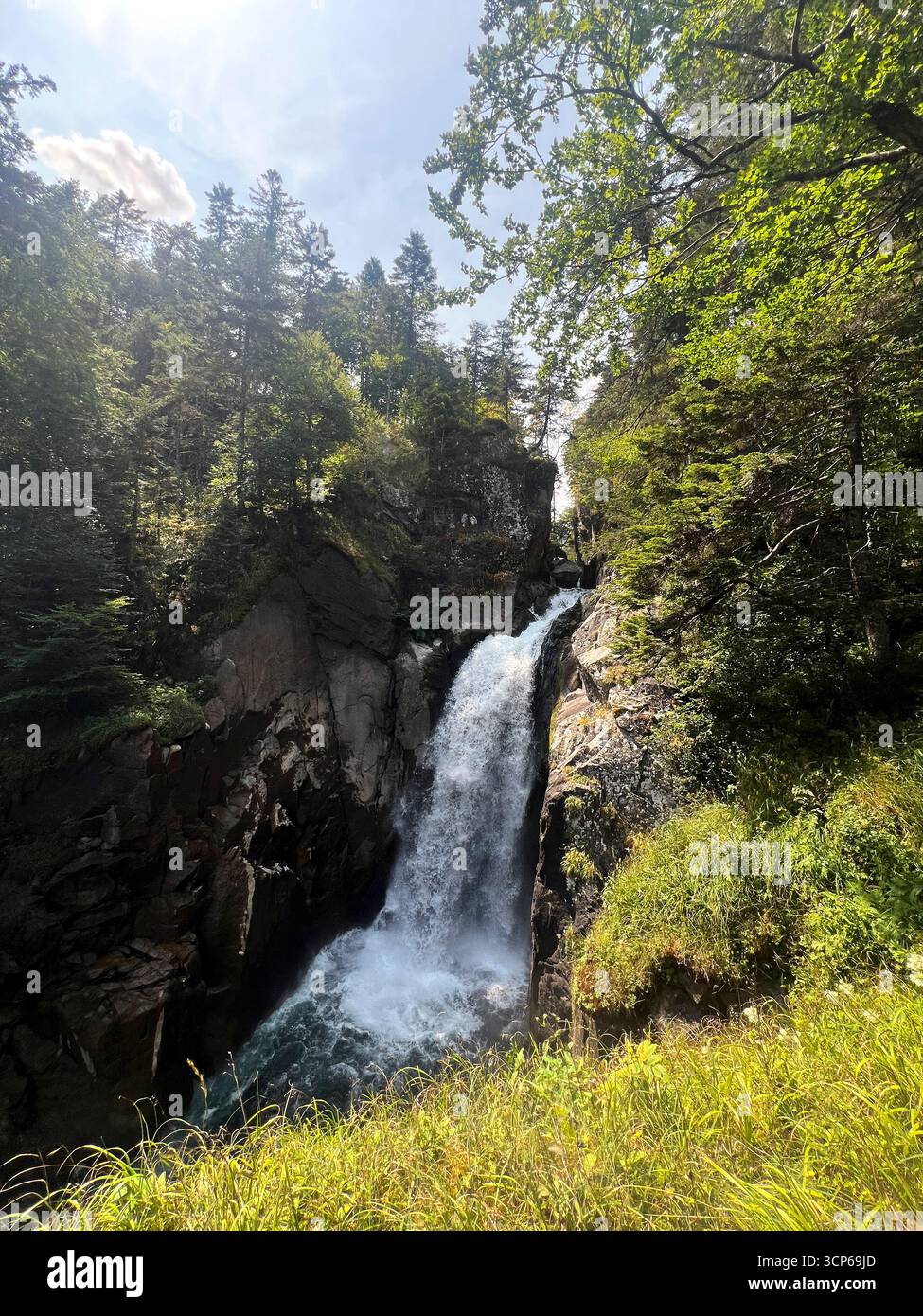 Esplorando le splendide cascate di Pont d'Espagne tra le montagne dei Pirenei Foto Stock