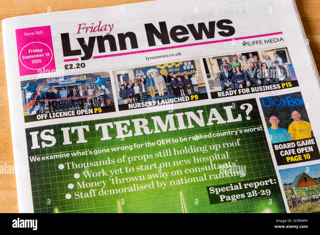 Friday Lynn News, il giornale locale per West Norfolk, ha il titolo in prima pagina è IT Terminal? Si riferisce alla classifica del locale Queen Elizabeth Hospital come il peggiore del paese. Foto Stock