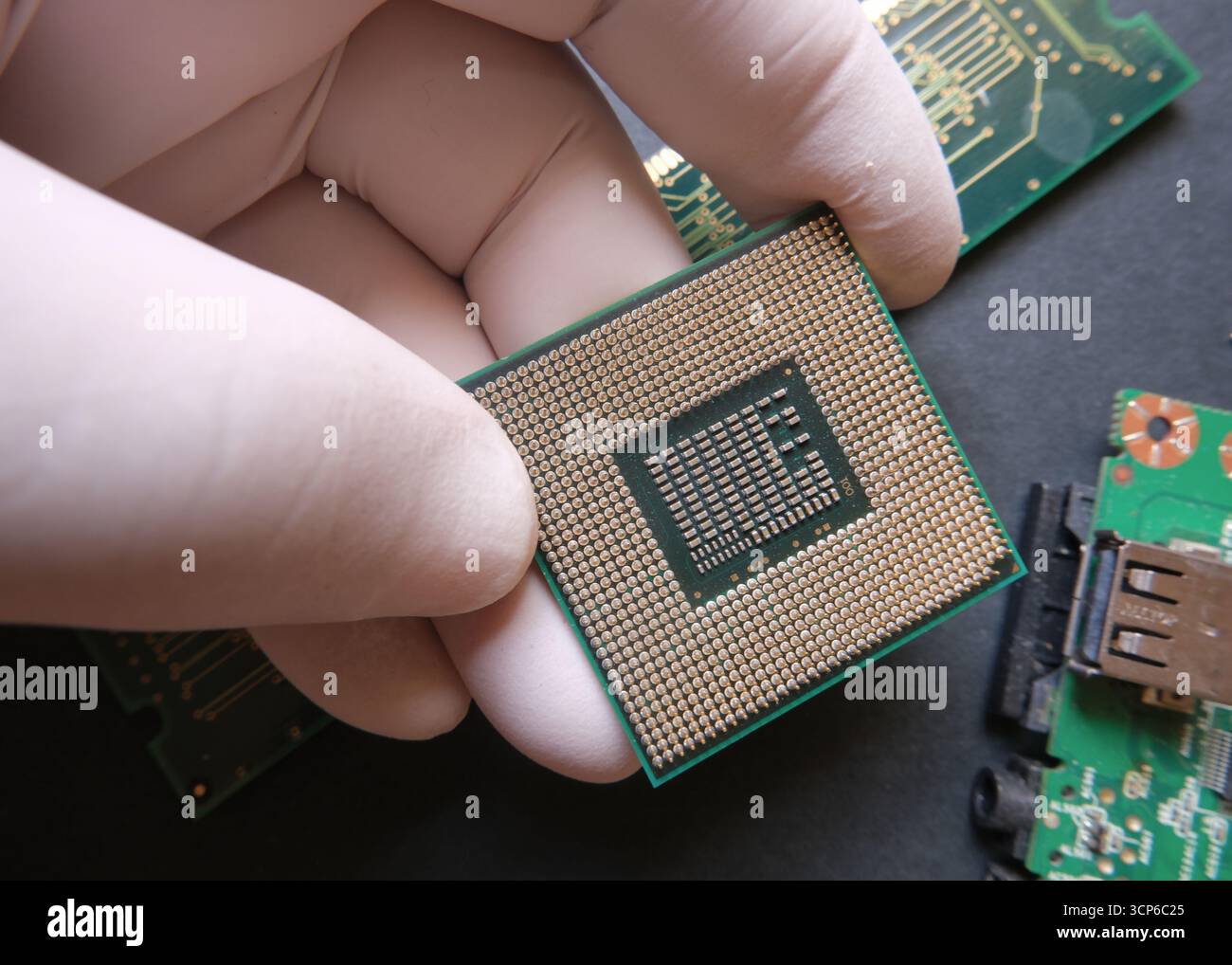 Un ingegnere informatico che lavora con la CPU. Unità centrale di elaborazione come componente semiconduttore. Foto Stock