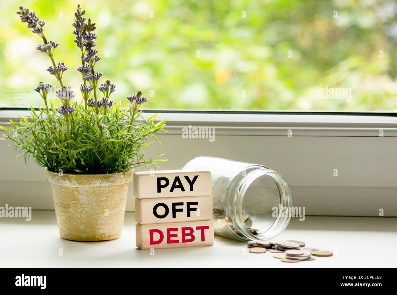 Ripaga il debito con un messaggio di testo su blocchi di legno, accanto a un vaso di monete Foto Stock