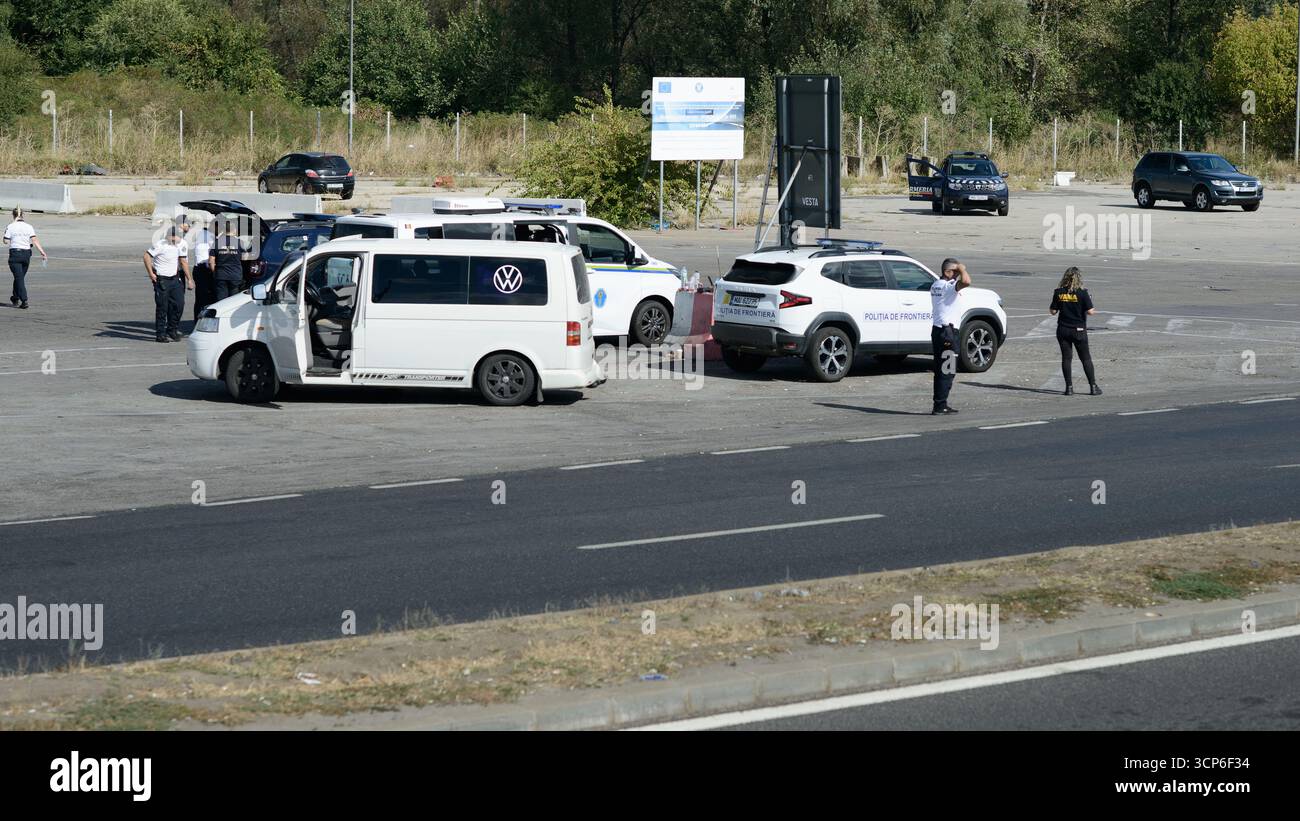 Foto editoriale della polizia di frontiera e degli agenti doganali rumeni che effettuano controlli sui veicoli sul lato rumeno del ponte sul Danubio da Bulga Foto Stock