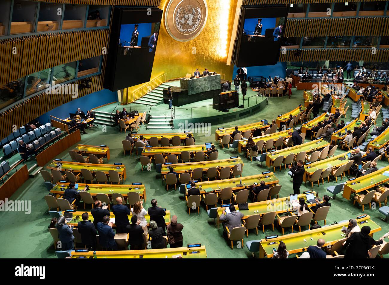 New York, New York, Stati Uniti. 24 settembre 2025. Il presidente siriano Ahmad al-Sharaa si rivolge all'Assemblea generale delle Nazioni Unite durante il dibattito generale della 80a sessione (UNGA 80) presso la sede dell'ONU a New York. Crediti: Liri Agami/Media Punch/Alamy Live News Foto Stock