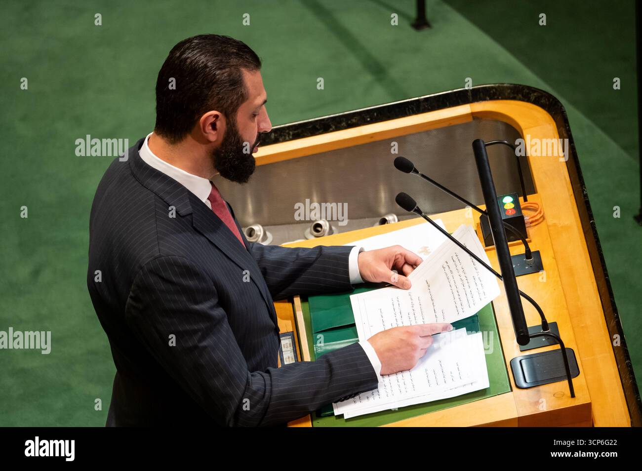 New York, New York, Stati Uniti. 24 settembre 2025. Il presidente siriano Ahmad al-Sharaa si rivolge all'Assemblea generale delle Nazioni Unite durante il dibattito generale della 80a sessione (UNGA 80) presso la sede dell'ONU a New York. Crediti: Liri Agami/Media Punch/Alamy Live News Foto Stock