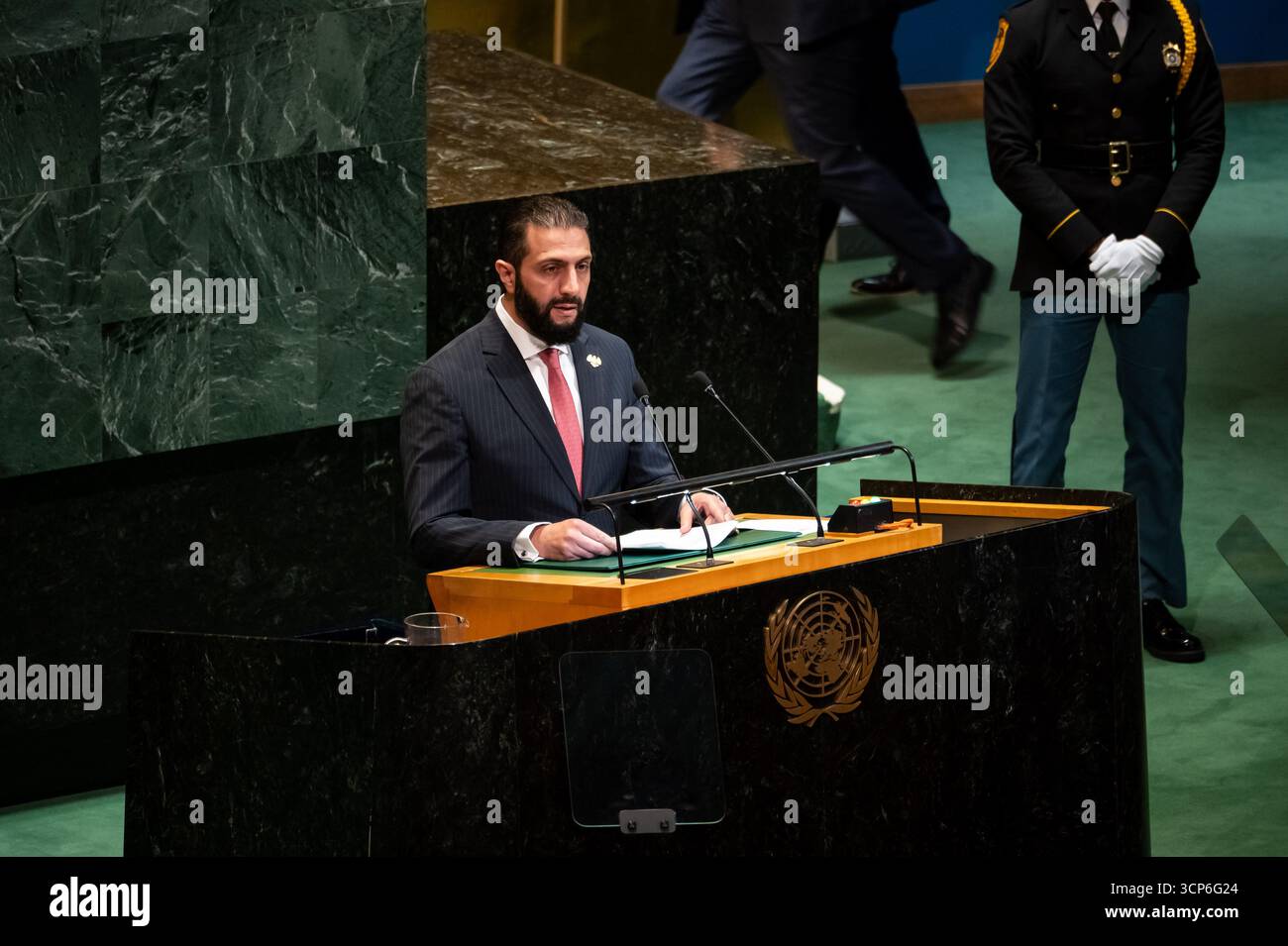 New York, New York, Stati Uniti. 24 settembre 2025. Il presidente siriano Ahmad al-Sharaa si rivolge all'Assemblea generale delle Nazioni Unite durante il dibattito generale della 80a sessione (UNGA 80) presso la sede dell'ONU a New York. Crediti: Liri Agami/Media Punch/Alamy Live News Foto Stock