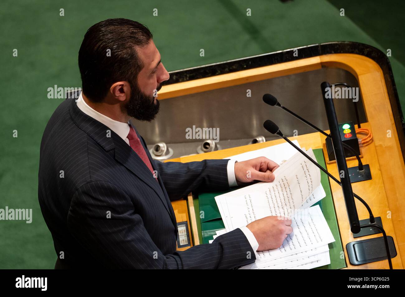 New York, New York, Stati Uniti. 24 settembre 2025. Il presidente siriano Ahmad al-Sharaa si rivolge all'Assemblea generale delle Nazioni Unite durante il dibattito generale della 80a sessione (UNGA 80) presso la sede dell'ONU a New York. Crediti: Liri Agami/Media Punch/Alamy Live News Foto Stock