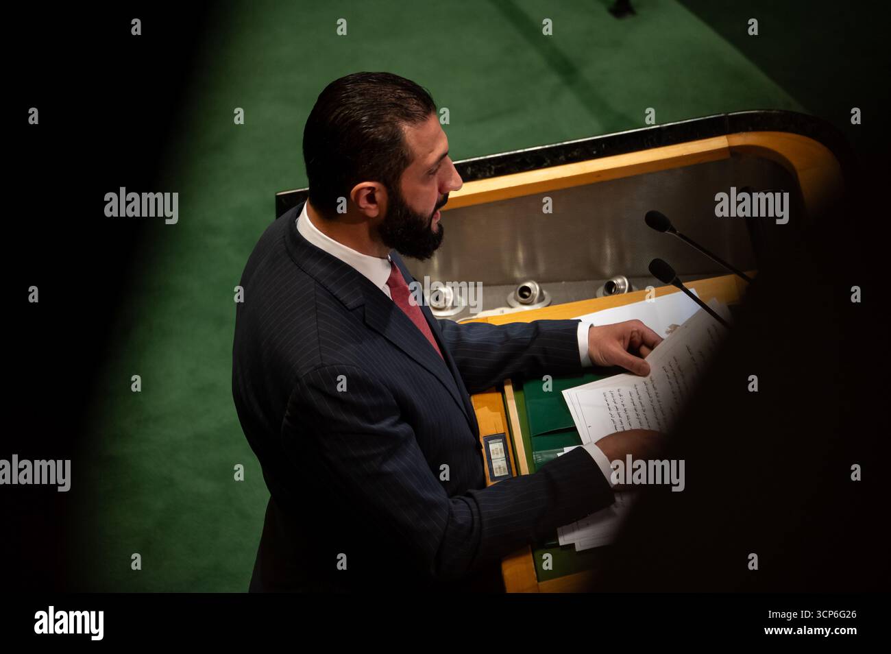 New York, New York, Stati Uniti. 24 settembre 2025. Il presidente siriano Ahmad al-Sharaa si rivolge all'Assemblea generale delle Nazioni Unite durante il dibattito generale della 80a sessione (UNGA 80) presso la sede dell'ONU a New York. Crediti: Liri Agami/Media Punch/Alamy Live News Foto Stock