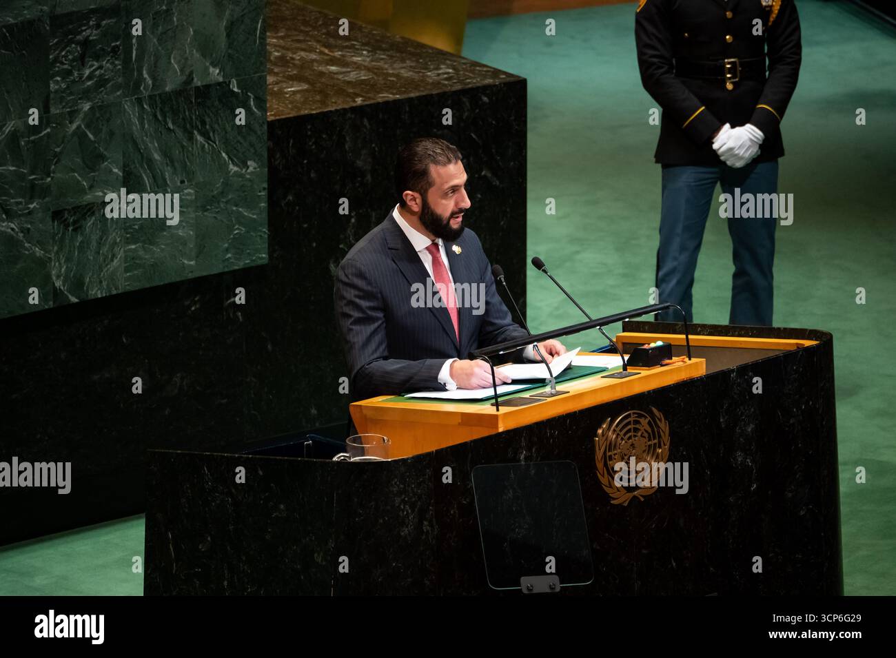 New York, New York, Stati Uniti. 24 settembre 2025. Il presidente siriano Ahmad al-Sharaa si rivolge all'Assemblea generale delle Nazioni Unite durante il dibattito generale della 80a sessione (UNGA 80) presso la sede dell'ONU a New York. Crediti: Liri Agami/Media Punch/Alamy Live News Foto Stock