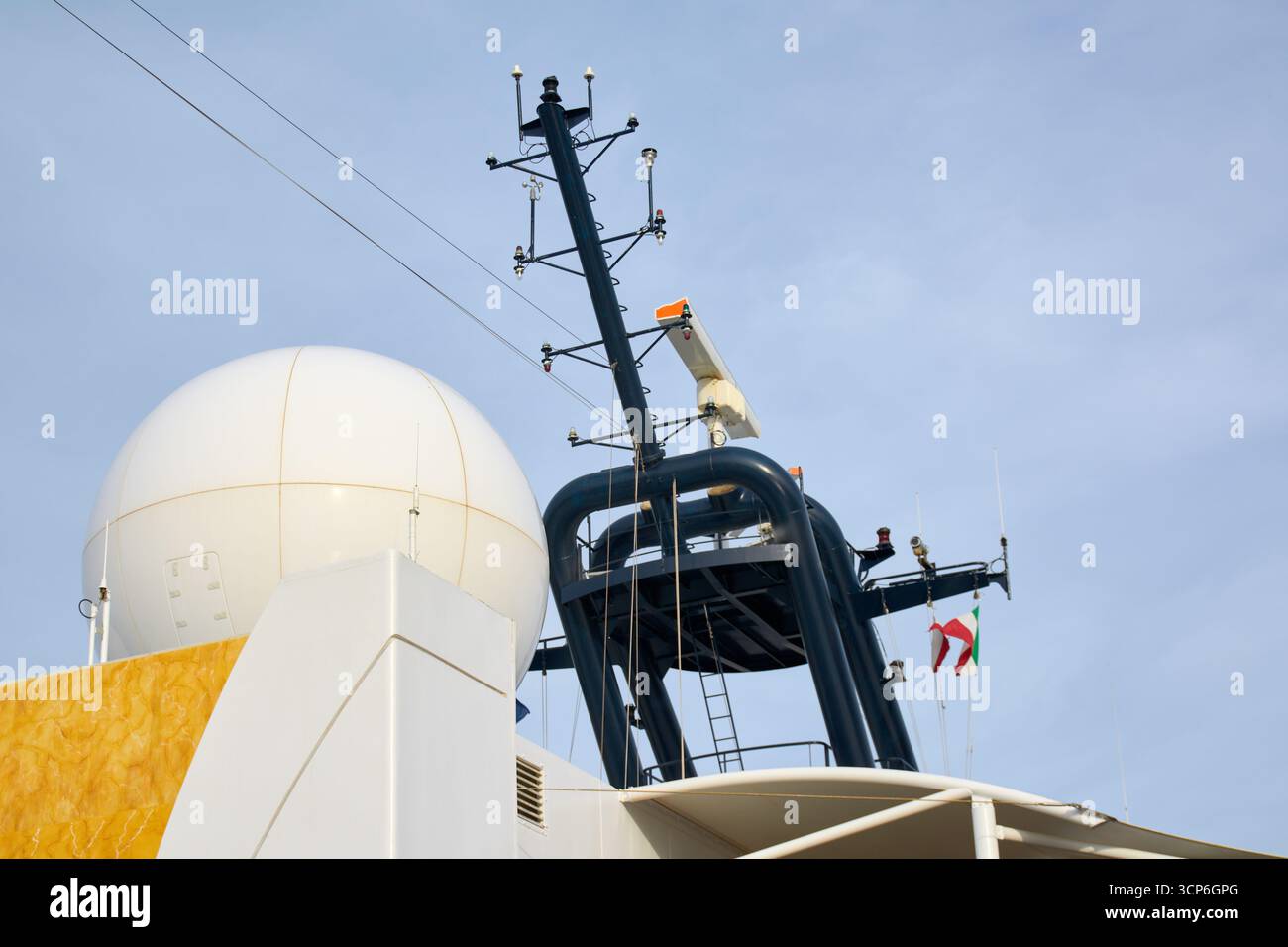 La sofisticata gamma di sensori, antenne e una cupola satellitare su una nave simboleggia la connettività globale, la sicurezza marittima e la navigazione avanzata Foto Stock