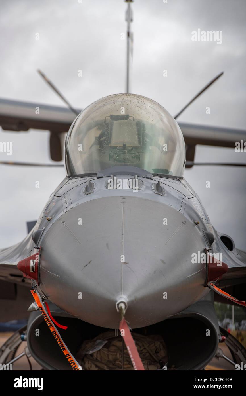Nosecone e vista frontale dell'aereo da combattimento multiruolo F16 Fighting Falcon. Foto Stock