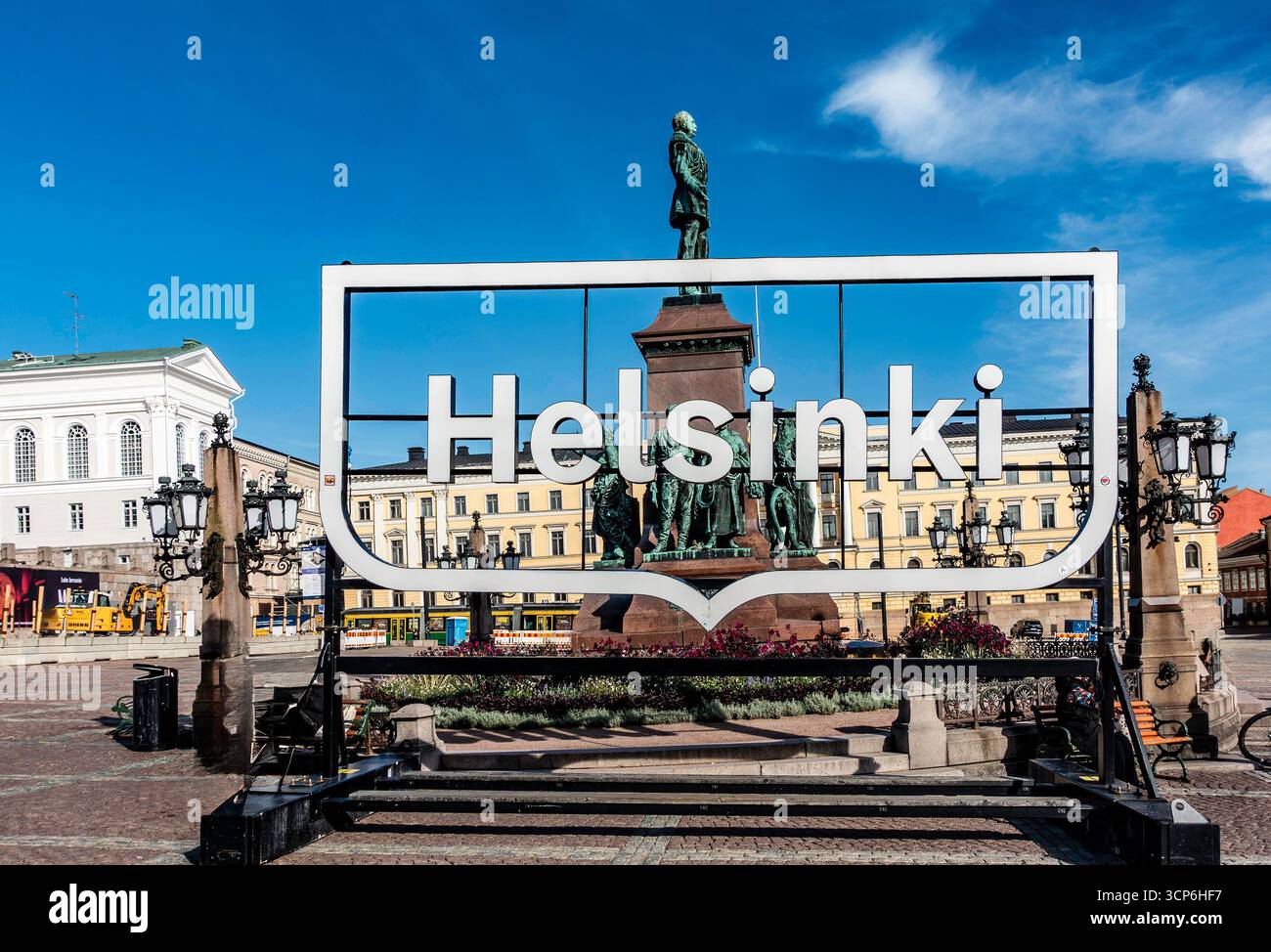 Piazza del Senato a Helsinki, Finlandia, con l'insegna della città che incornicia la statua di Alessandro II, con edifici storici e la cattedrale nelle vicinanze. Foto Stock