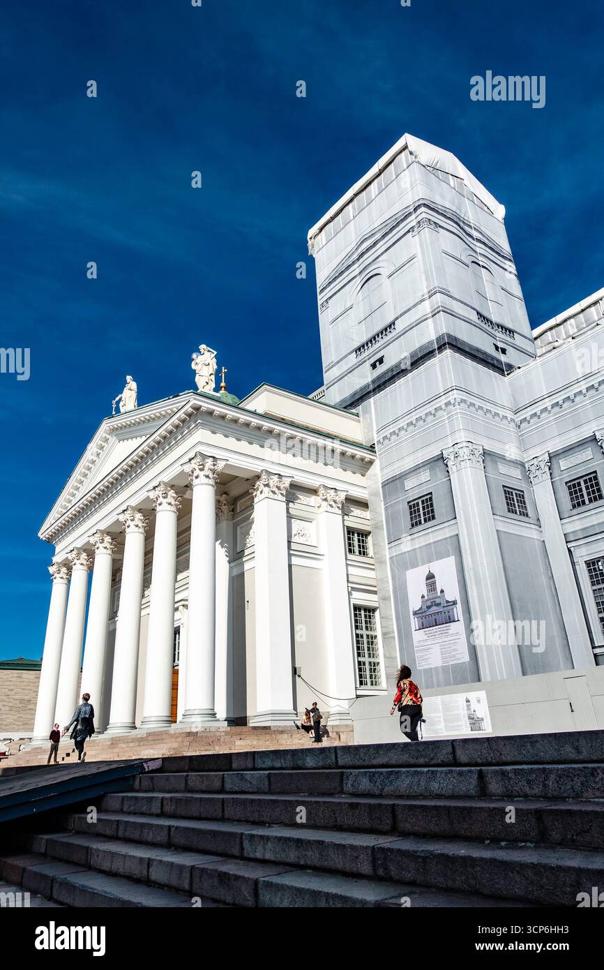 Cattedrale di Helsinki in Finlandia con facciata neoclassica e statue, viste dai gradini, parzialmente ricoperte da impalcature per lavori di restauro. Foto Stock