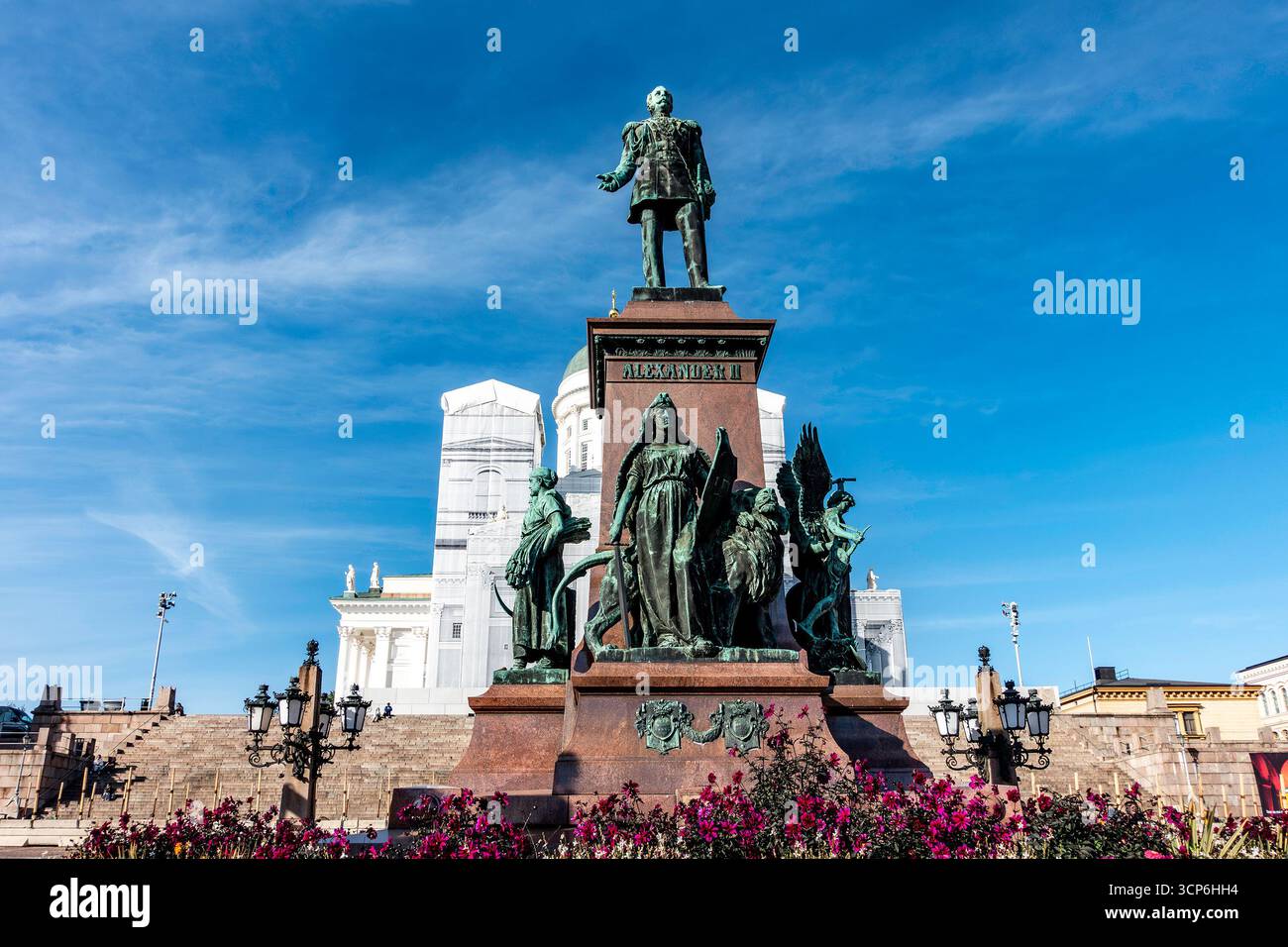 Statua dell'imperatore Alessandro II in Piazza del Senato, Helsinki, Finlandia, con la cattedrale di Helsinki sullo sfondo, un punto di riferimento storico chiave. Foto Stock