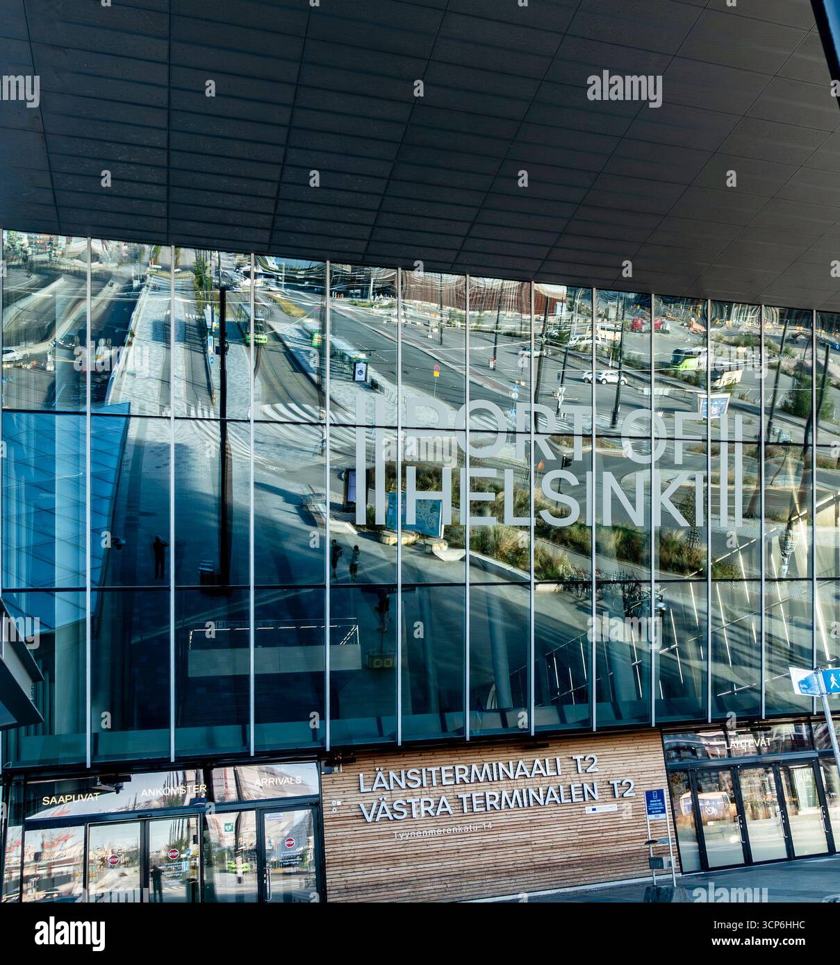 Porto di Helsinki, Terminal 2 Ovest, moderno terminal passeggeri in vetro per traghetti e navi da crociera, che collega la Finlandia con la regione baltica. Foto Stock