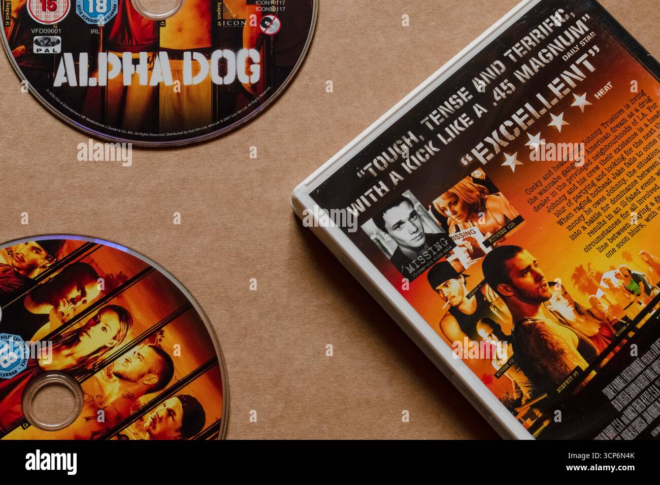 Dischi DVD "Alpha Dog" con copertina posteriore con estratto di recensione Daily Star e descrizione del film, isolati su sfondo bianco chiaro. Foto Stock