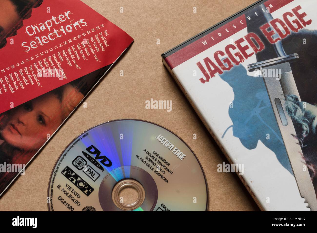 Disco DVD "Jagged Edge" con copertina e volantino con selezione dei capitoli, isolato su sfondo bianco chiaro Foto Stock