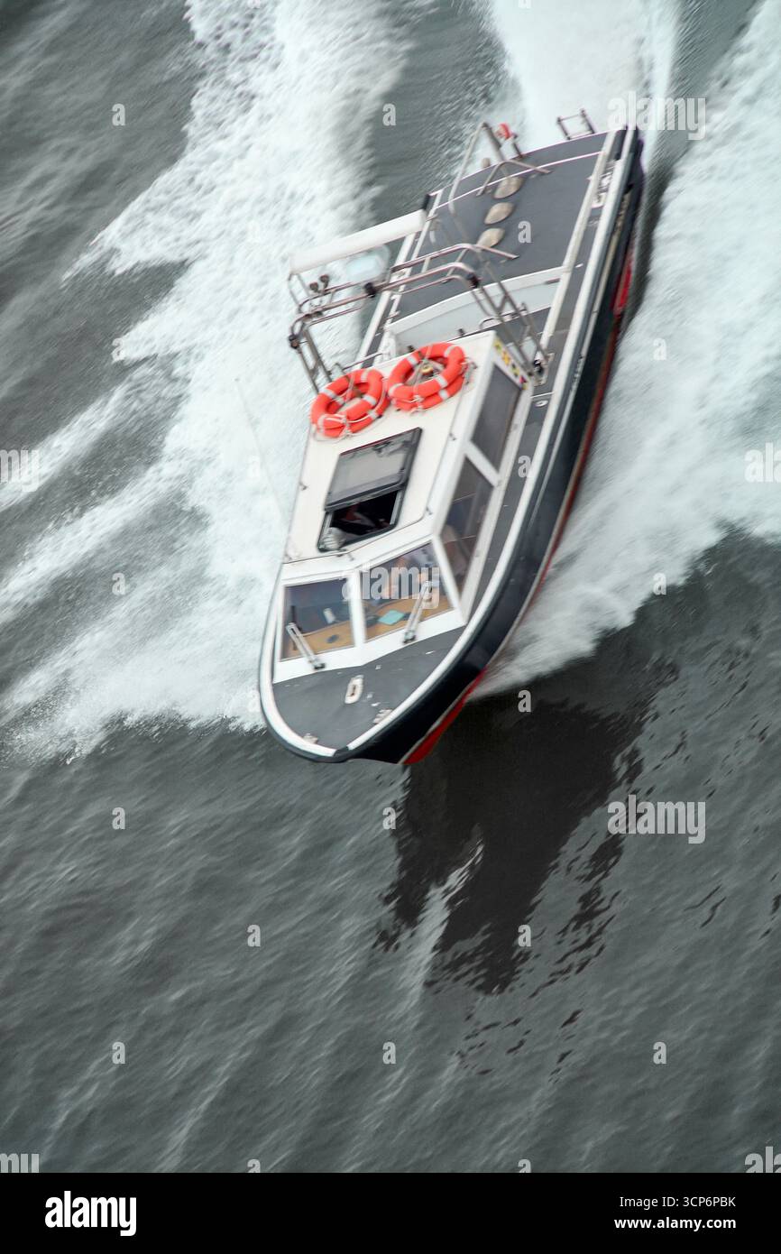 Venezia. Italia - 24 settembre 2025: Il potente motoscafo si muove con determinazione attraverso il mare discontinuo, con la sua forte prua che sposta l'acqua in un dinamico displ Foto Stock