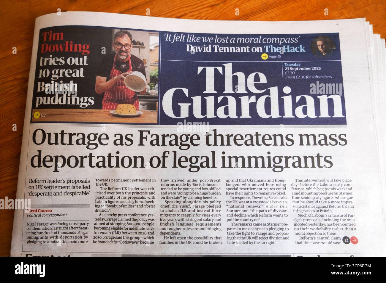 "Oltraggio come (Nigel) Farage (riforma) minaccia la deportazione di massa di immigrati legali" titolo del quotidiano Guardian 23 settembre 2025 Londra Regno Unito Foto Stock