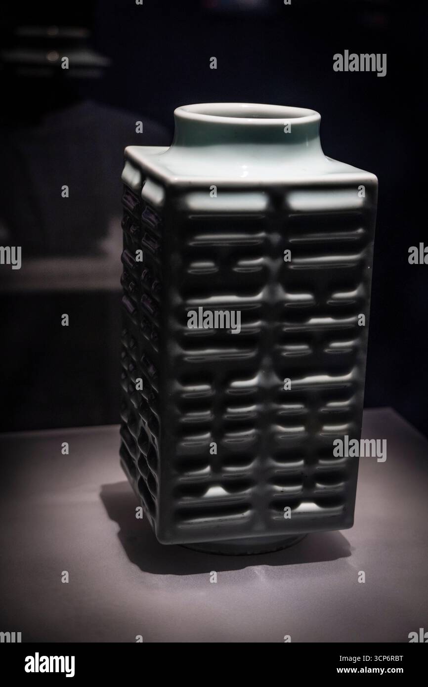 Vaso a forma di cong in porcellana smaltata Celadon con motivo a otto trigrammi , dinastia Qing, (1644-1911), Chengdu , Sichuan, Repubblica Popolare Cinese, Asia. Foto Stock