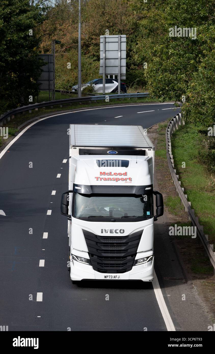 Autocarro McLeod Transport Iveco su una rampa dell'autostrada M40, Warwick, Regno Unito Foto Stock