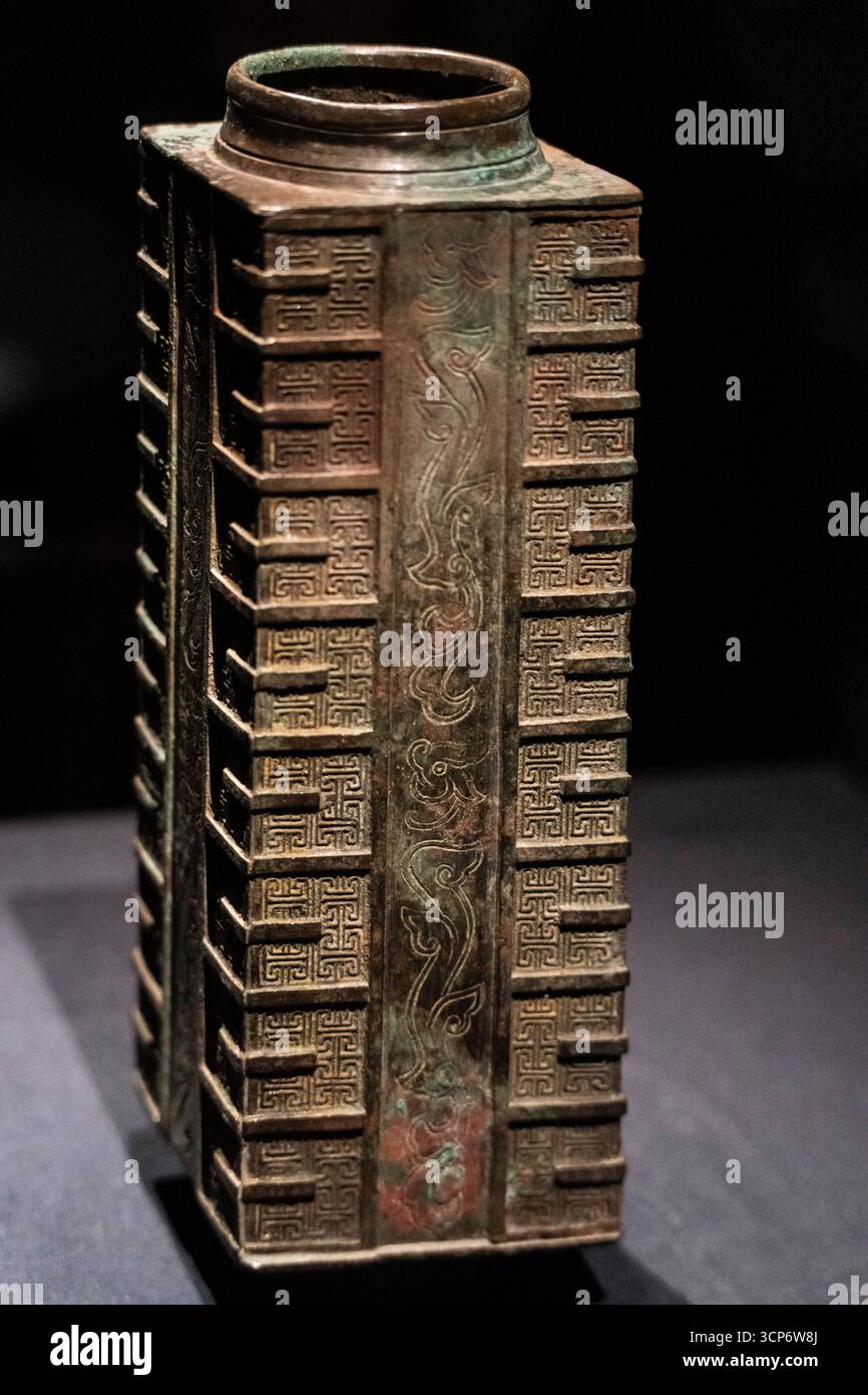 Bronze Cong, Dinastia Song (960-1279) da Tianfu Avenue, Pengzhou, Chengdu, Sichuan, Repubblica Popolare Cinese, Asia. Foto Stock