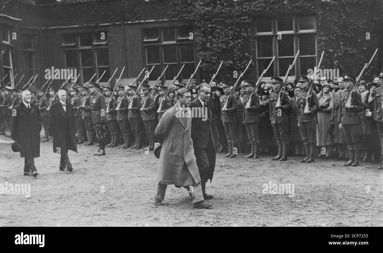 Prince of Wales visita Bedfordschool.The Prince of Wales questa mattina ha visitato la Bedford School, dove ha aperto il nuovo edificio della scienza.O.P.S. Il Principe di Galles ispezionando una guardia d'onore di O.T.C.S. Novembre 08, 1933. (Foto di Keystone). Foto Stock