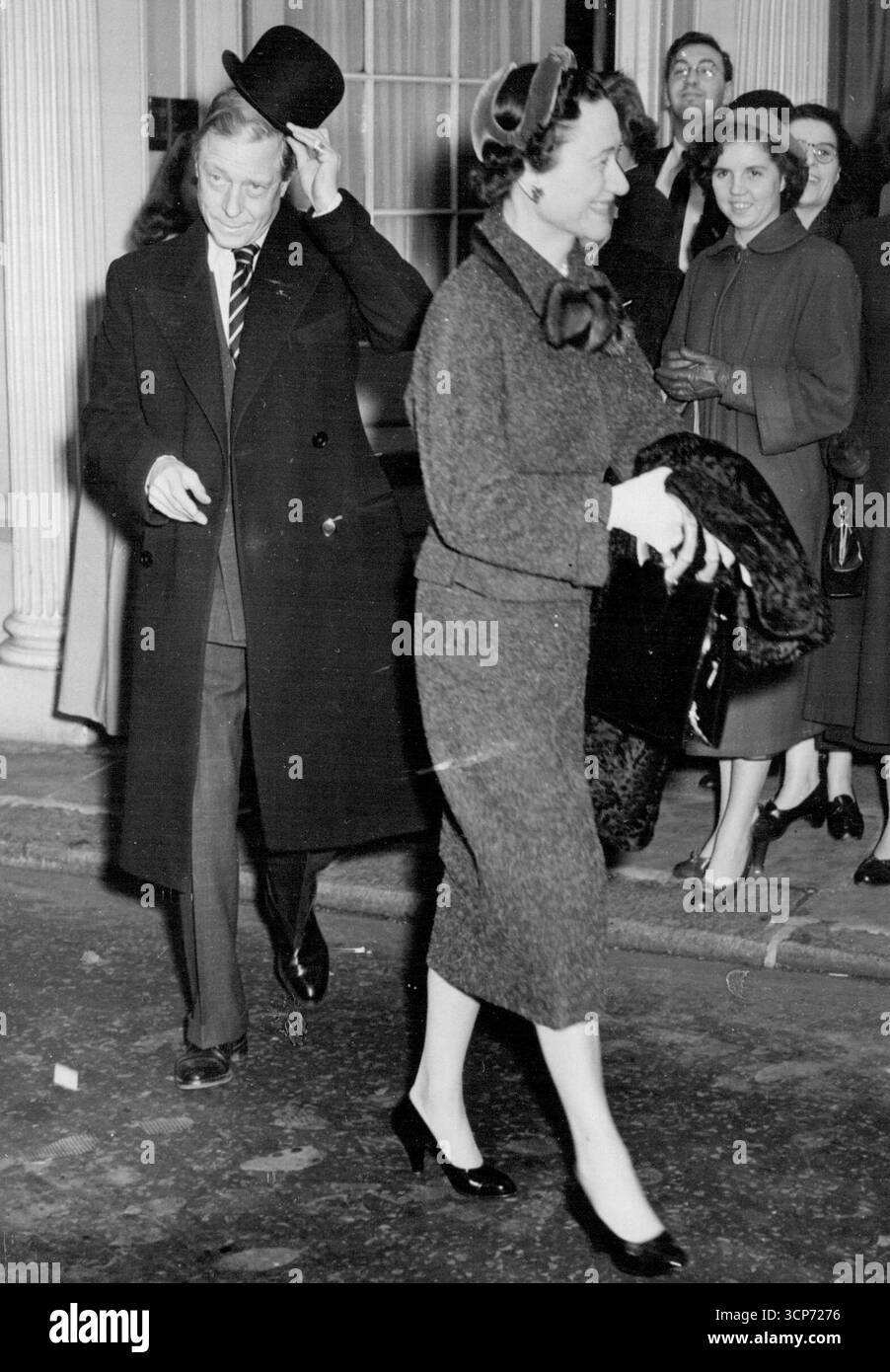 Duca e Duchessa di Windsor a Londra. Il Duca e la Duchessa di Windsor arrivarono a Londra da Parigi per una "breve visita". Per la Duchessa fu la sua prima visita a Londra per più di quattro anni. Per il Duca, la sua prima visita dal funerale di sua madre, la regina Maria. La duchessa, che erano un vestito di lana grigio scuro, aveva il suo fazzoletto di visone legato in un arco di uomo.durante il giorno visitarono un negozio di antiquariato dove ispezionarono mobili, porcellane e arazzi, e acquistarono diversi regali di Natale. Novembre 30, 1953. (Foto per foto del contratto della posta giornaliera). Foto Stock