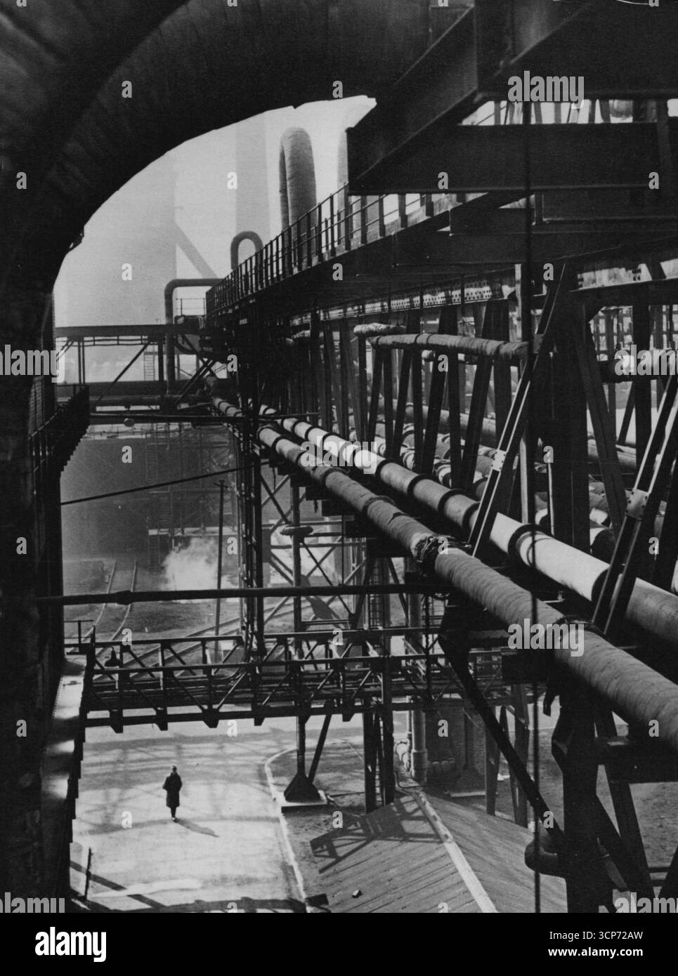 L) Pipe Bridges è uno stabilimento britannico che opera nella produzione su larga scala di fertilizzanti. Su questi ponti di tubi i gas e i servizi dell'impianto come vapore, energia elettrica e acqua sono distribuiti alle varie parti della fabbrica.The British Chemical Industry:Britain woe la casa originaria dell'industria chimica e oggi, quando i suoi prodotti sono essenziali per quasi tutta la produzione industriale, l'industria chimica britannica si trova in una posizione di leadership. Foto Stock
