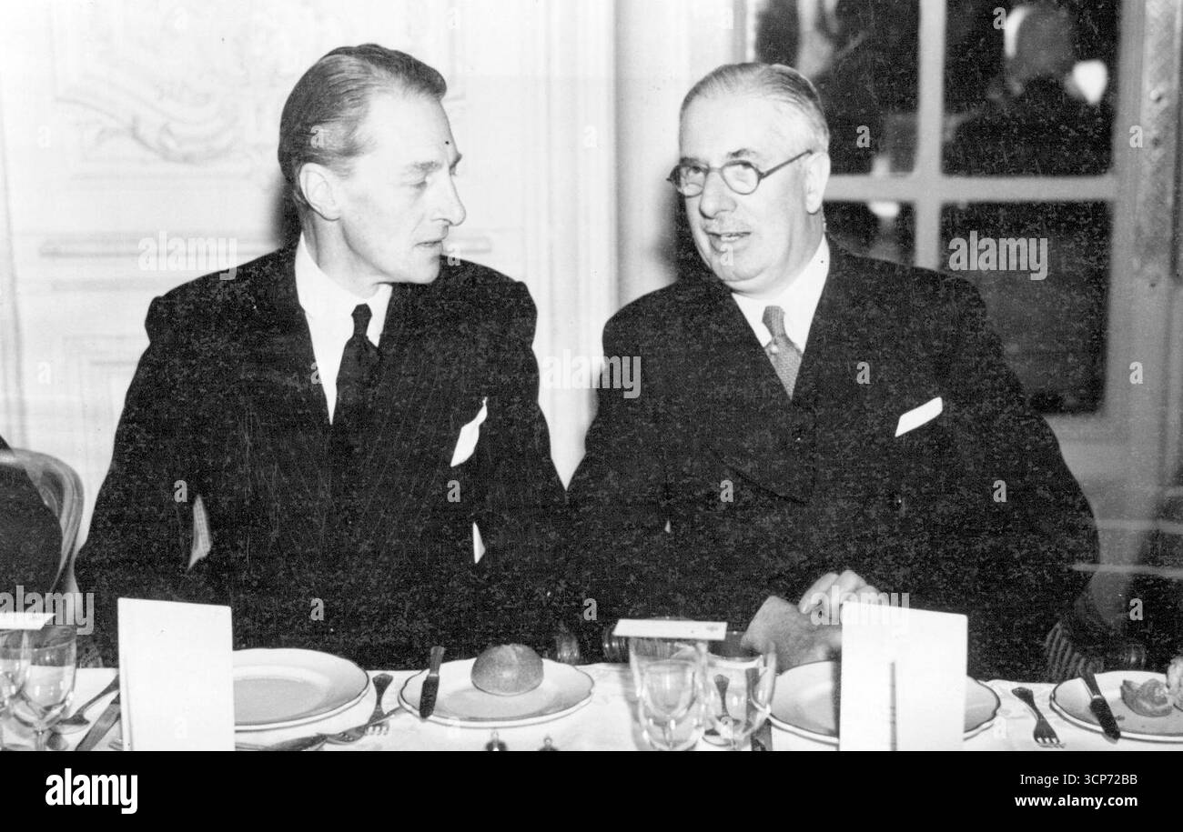 La foto mostra: La RT. Ronald Cross (a sinistra). E Lord Kemsley al pranzo. RT. L'On. Ronald Cross partecipa al pranzo egiziano. Ronald Cross, recentemente nominato alto Commissario per l'Australia, ha partecipato all'annuale pranzo della camera di commercio anglo-egiziana presso il Savoy Hotel (Londra). 17 giugno 1941. (Foto di London News Agency Photos Ltd.). Foto Stock