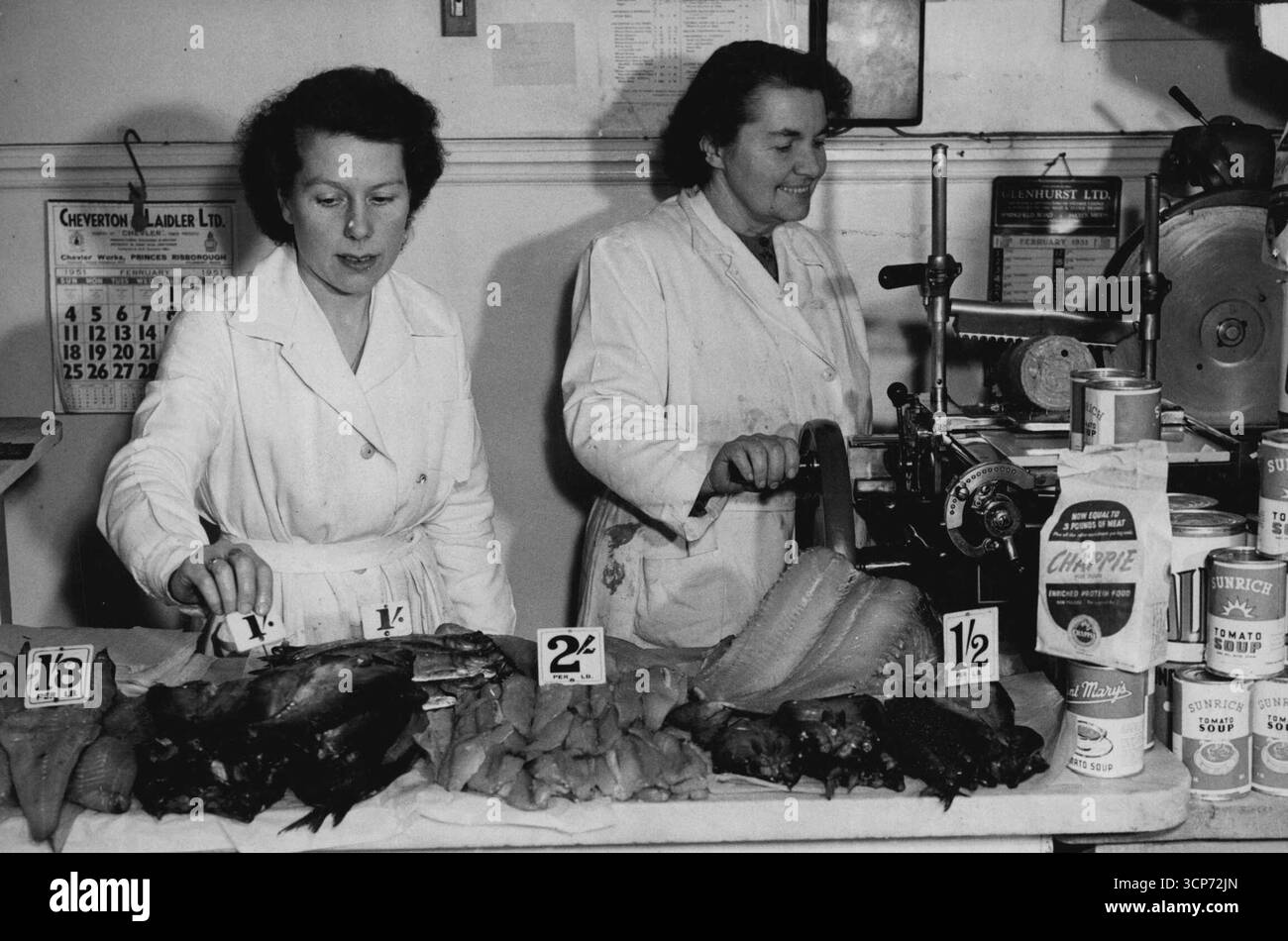 I macellai vendono pesce per fare la loro attività PayQuesta era una macelleria prima dell'entrata in vigore della razione 8d. Ora vendono bistecche in abbondanza, ma sono bistecche di merluzzo. Qui si possono anche acquistare filetti, ma sono filetti di pesce. Per quanto riguarda la carne, ora è solo una linea marginale.a causa della riduzione della razione di fossato di 8d a persona a settimana, molti macellai in Gran Bretagna sono costretti a vendere altre materie prime per pagare le spese aziendali. Semplicemente non riuscivano a continuare la razione di carne 8d. 14 febbraio 1951. (Foto di Paul Popper Ltd.). Foto Stock
