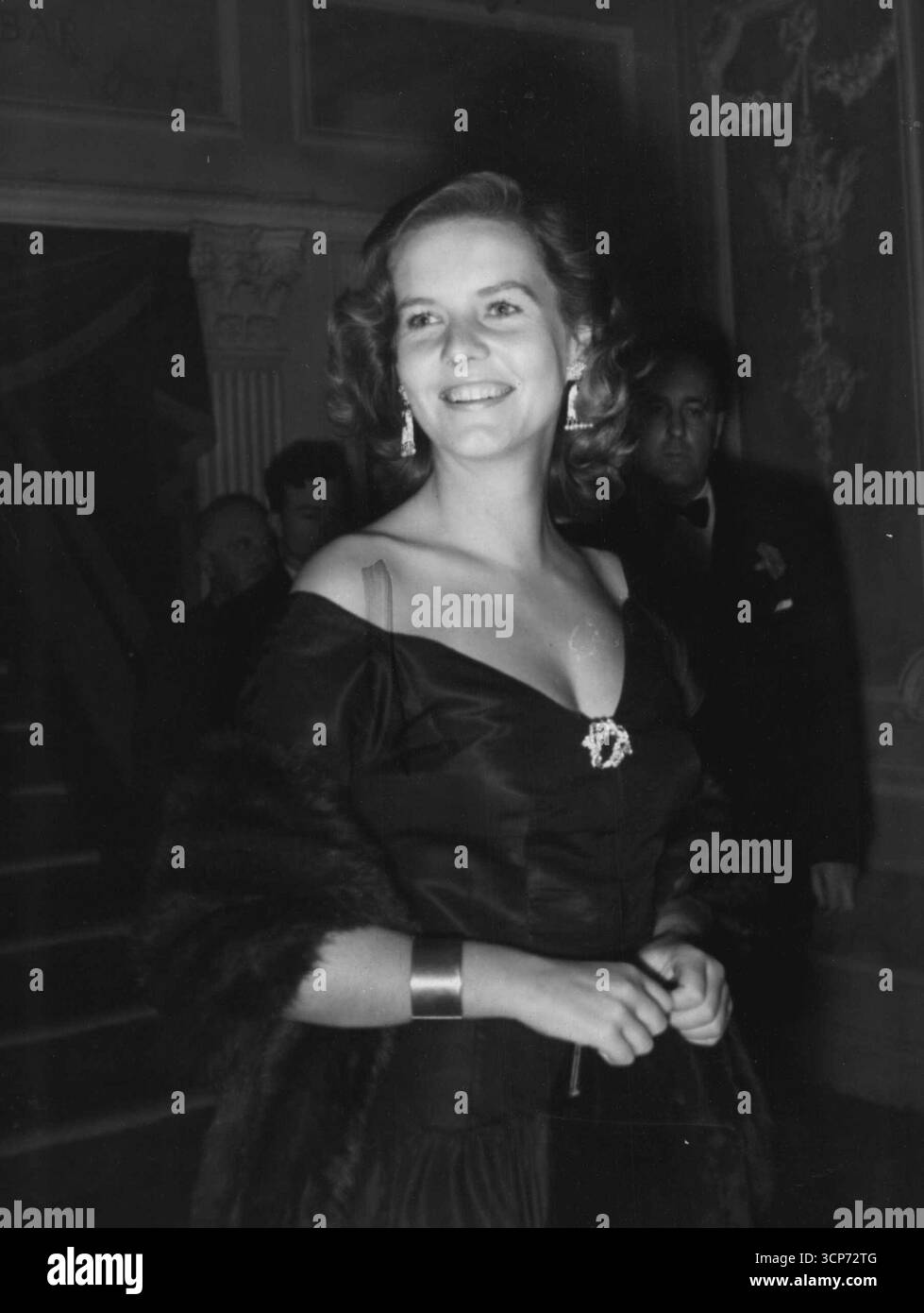 Punch Revue apre a Londra. - Attrice Patricia Cutts popolare personaggio televisivo britannico fotografato durante un intervallo al Punch Revue.The Punch Revue - un intrattenimento sponsorizzato dal famoso settimanale umoristico britannico 'Punch' con materiale di molti collaboratori della rivista, aperto mercoledì sera a Londra per un ricevimento misto. Alla fine dello spettacolo il membro del sangue della galleria a basso prezzo, il pubblico delle costose bancarelle applaudì. Foto Stock