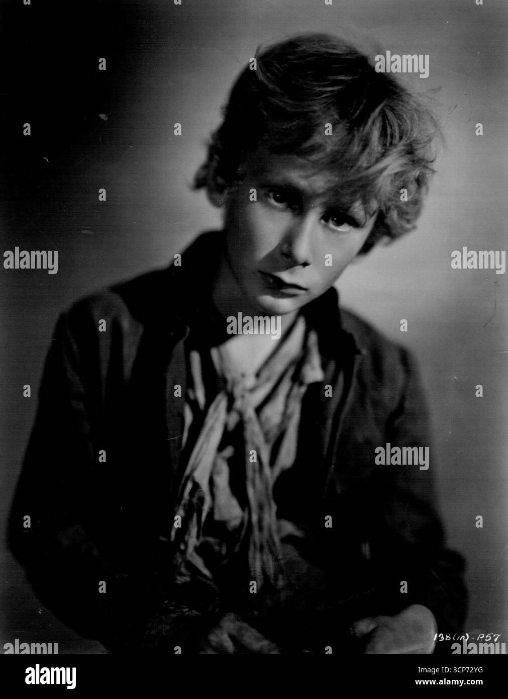 John Howard Davies interpreta Oliver nella versione cinematografica di Cineguild del famoso romanzo di Charles Dickens. Giovanni ***** Figlio di un giornalista londinese, è stato scelto per questa parte ambita da oltre mille candidati. E' il suo primo film. Oliver Twist è interpretato da Rober Newton, con Francis L. Sullivan, Alec Guinness, Henry Stephenson, Kay Walsh e Mary Clare. Il film è prodotto da Ronald Neame e diretto da David Lean. 28 giugno 1948. (Foto di Charles Trigg, The J. Arthur Rank Organisation Ltd.) Foto Stock