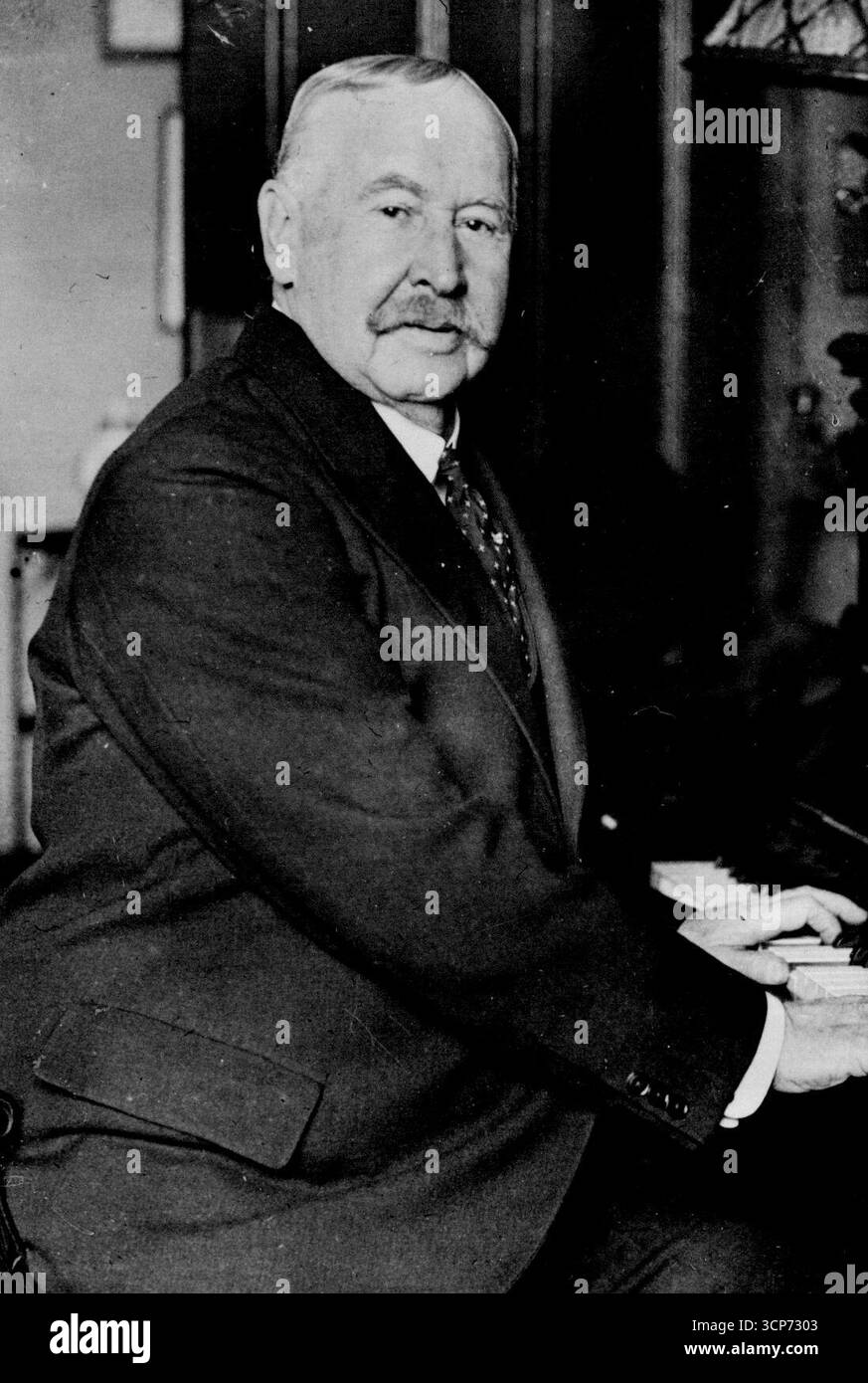 Il signor Ben Davies, il famoso tenore gallese, ha recentemente festeggiato il suo 77esimo compleanno nella sua casa di West Hampstead, Londra, dove ha vissuto per più di quarant'anni. Ancora molto attivo, cantare, giocare a golf e nuotare fa parte dei piaceri della sua giornata.Mr Ben Davies rivive alcuni vecchi ricordi con una canzone al pianoforte. 3 febbraio 1935. (Foto di S&G) Foto Stock